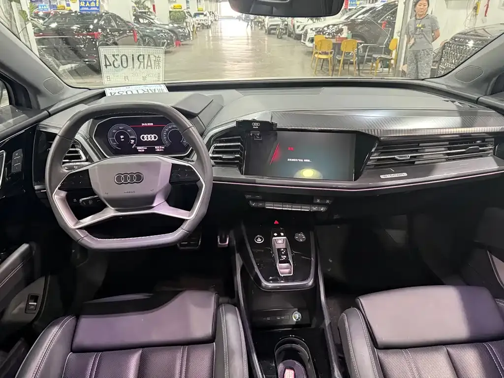 Audi Q4 e-tron — фото 2