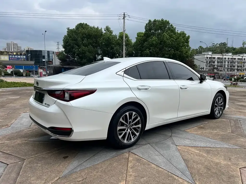Lexus ES — фото 8