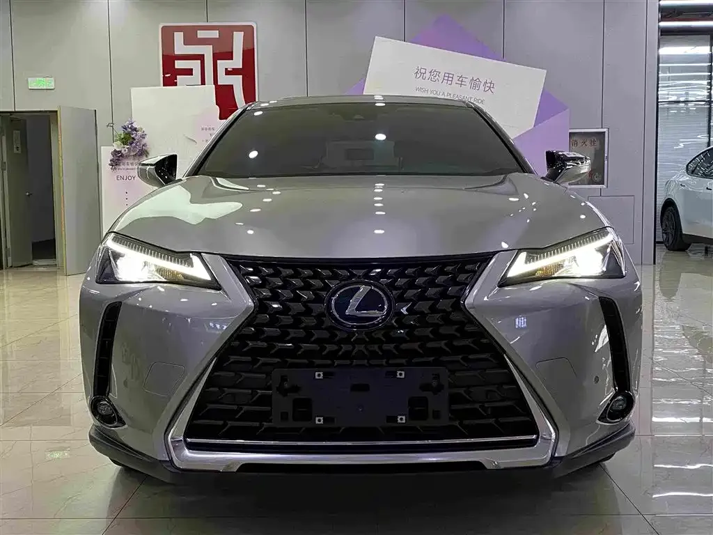 Lexus UX — фото 3