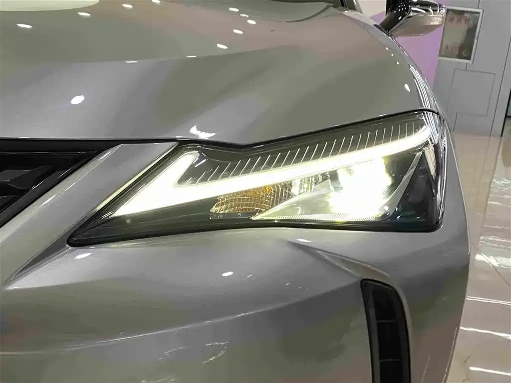 Lexus UX — фото 8