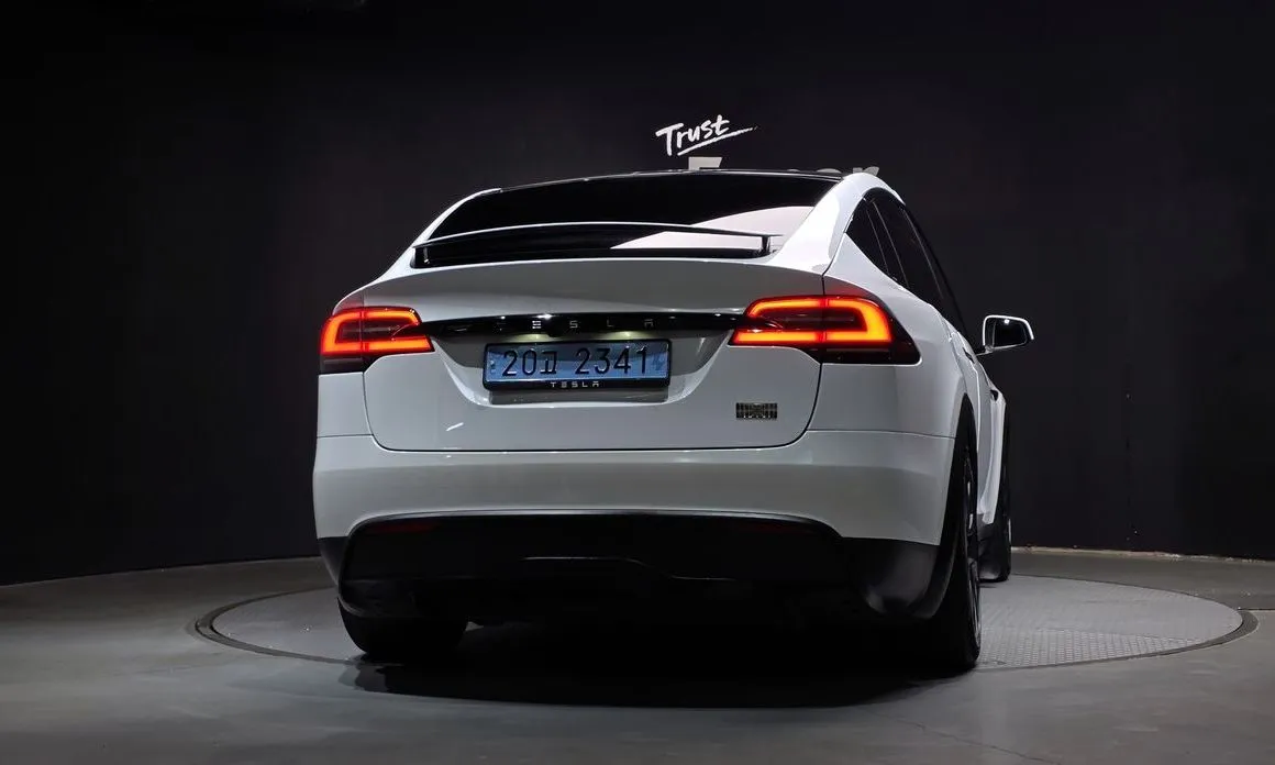 Tesla Model X — фото 2