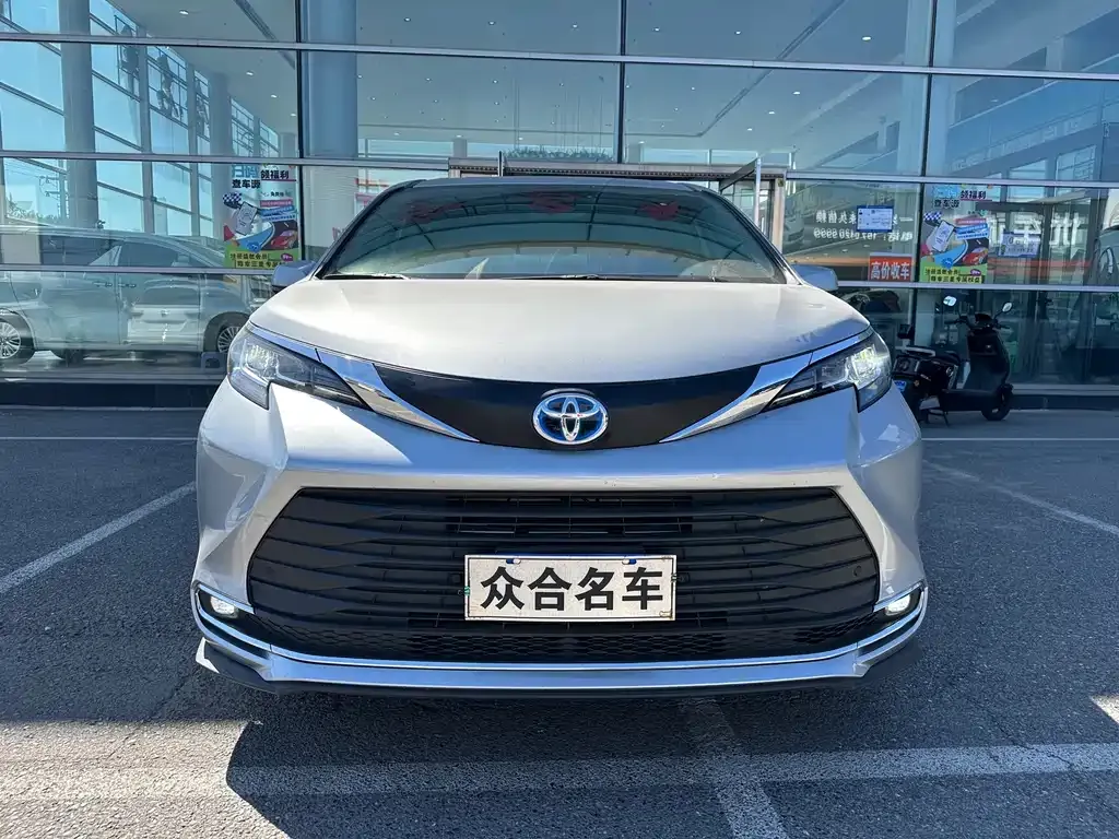 Toyota Sienna — фото 1