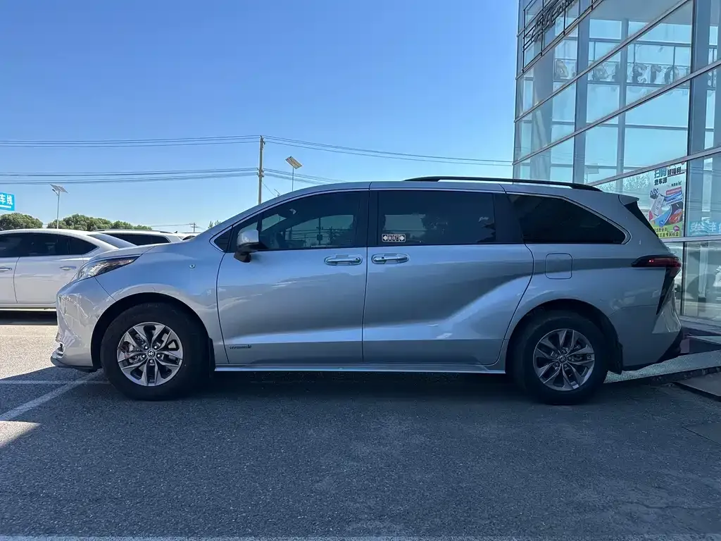 Toyota Sienna — фото 3