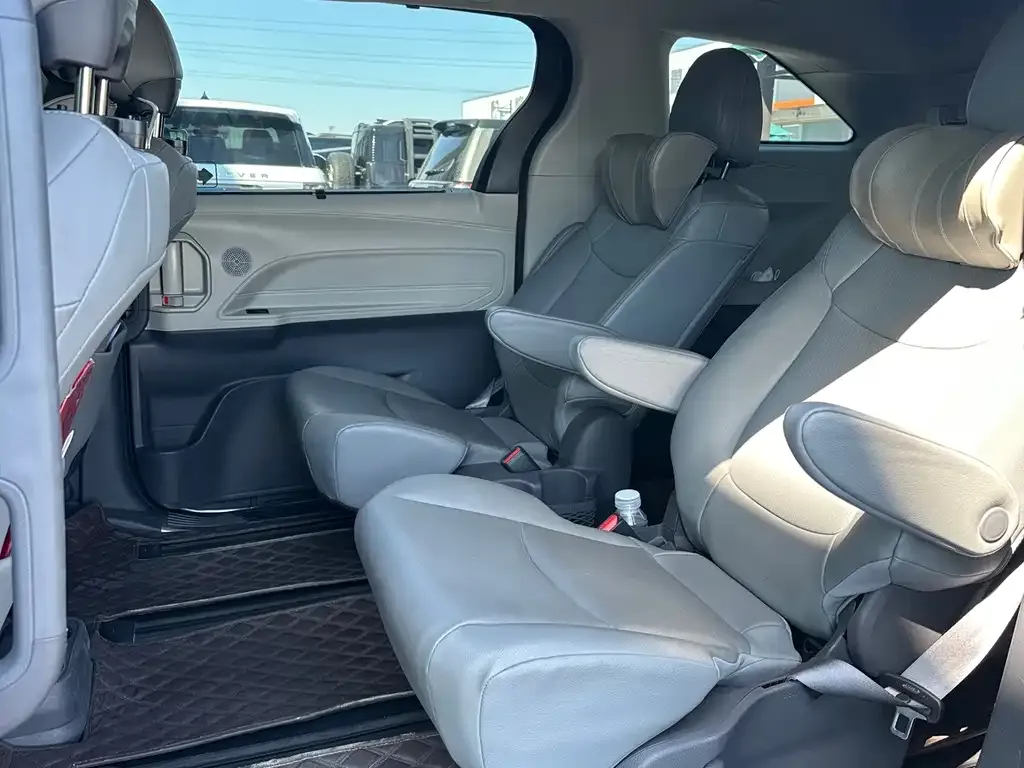 Toyota Sienna — фото 9