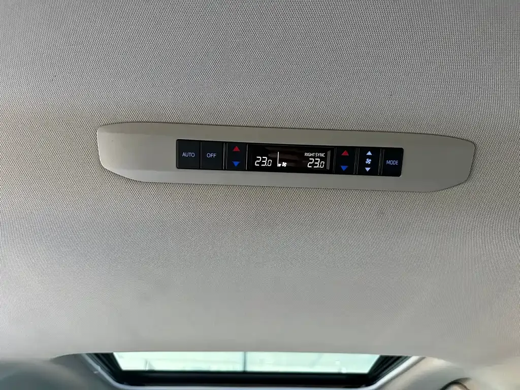 Toyota Sienna — фото 10