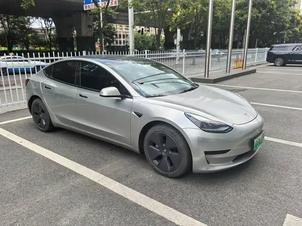 Tesla Model 3 — фото 1
