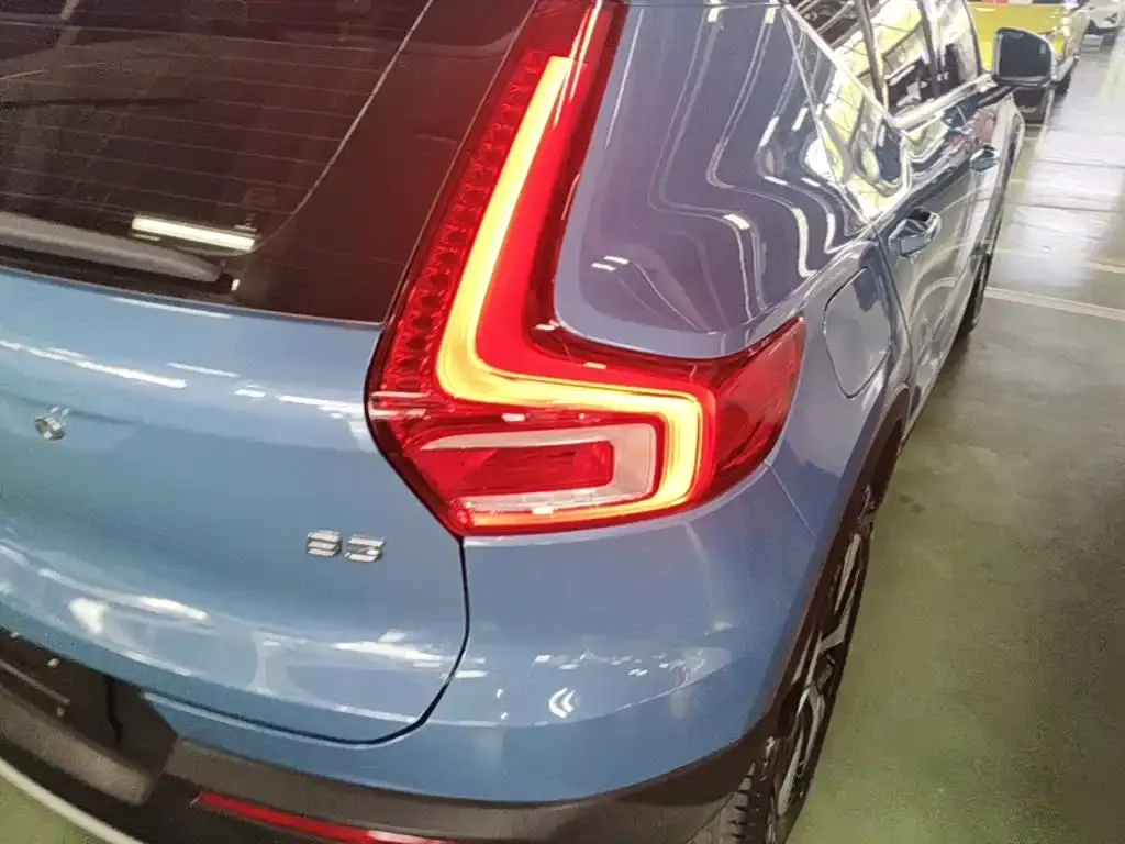 Volvo XC40 — фото 10