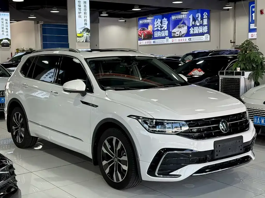 Volkswagen Tiguan L — фото 1