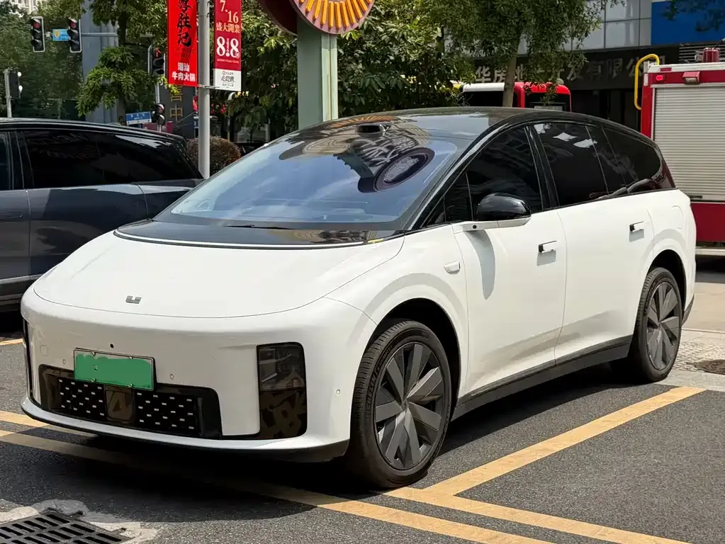 Li Auto Li i8 — фото 1