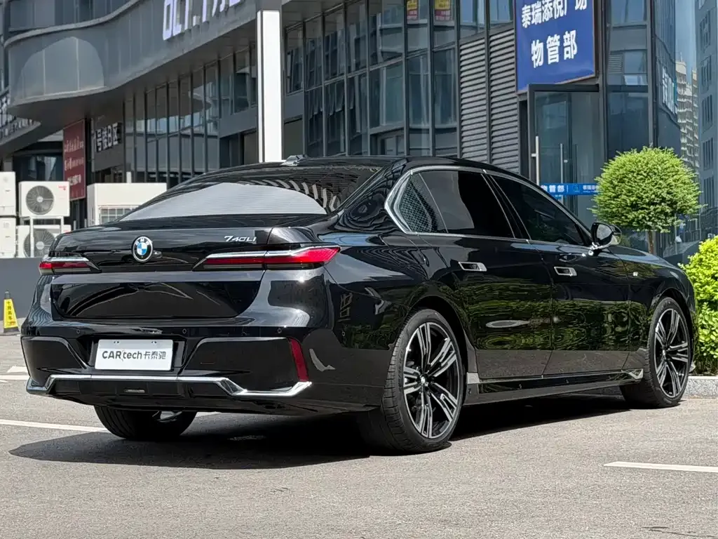 BMW 7 Series — фото 10