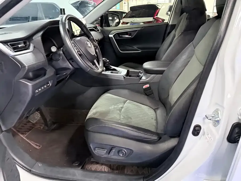 Toyota RAV4 — фото 10