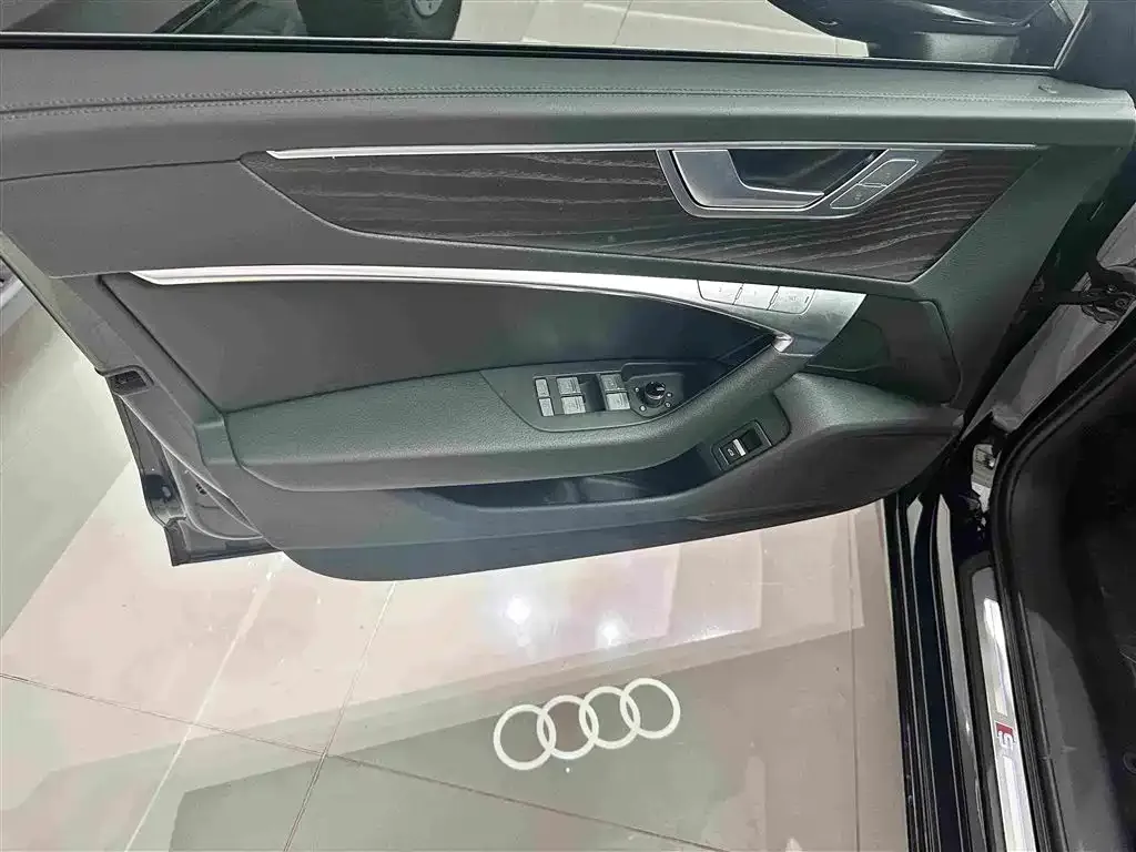 Audi A6L — фото 9