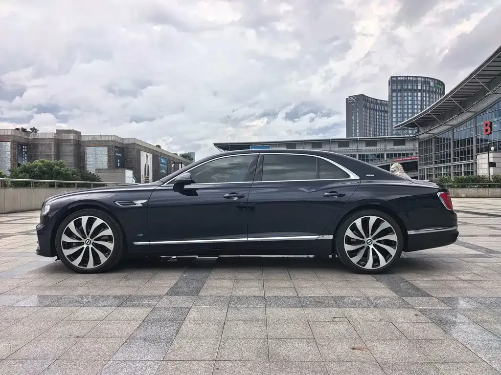 Bentley Flying Spur — фото 9