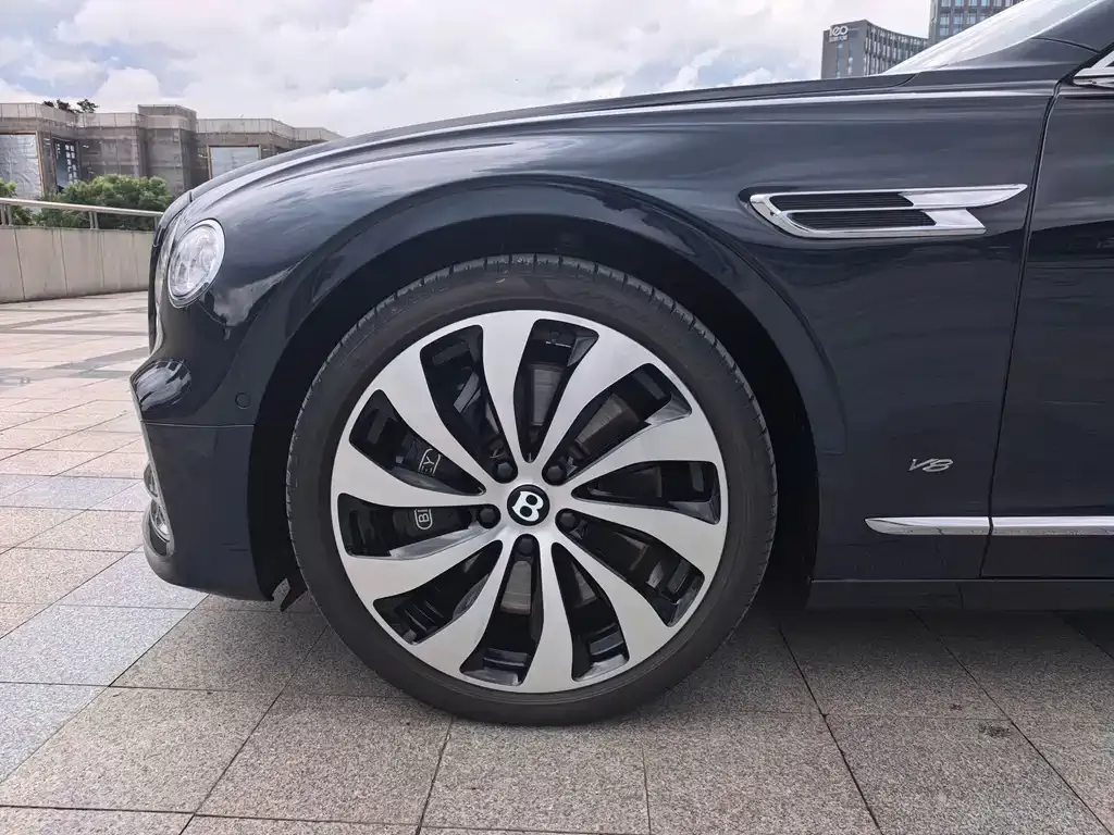 Bentley Flying Spur — фото 5