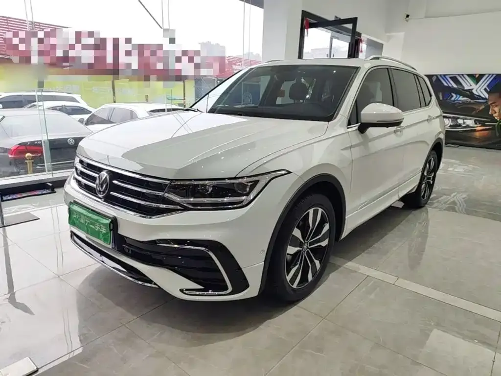 Volkswagen Tiguan L — фото 1