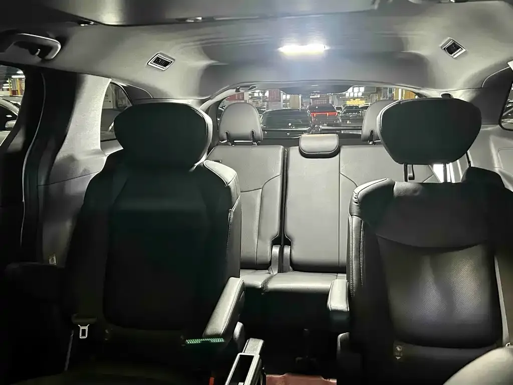 Toyota Sienna — фото 8