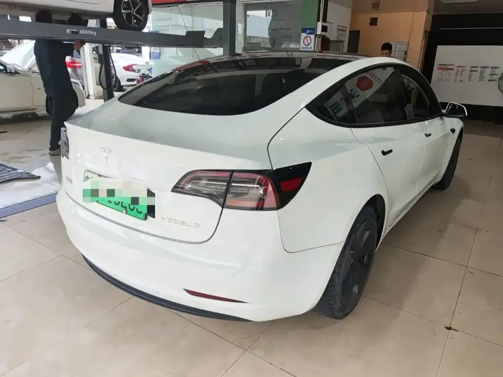 Tesla Model 3 — фото 7