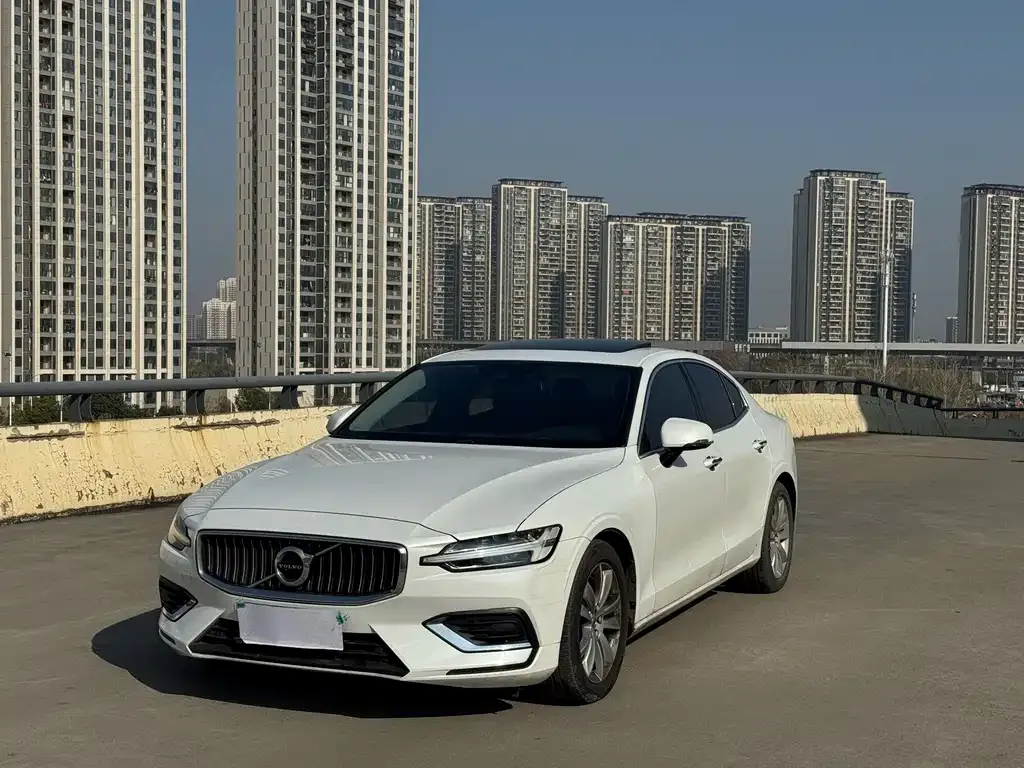 Volvo S60 — фото 1
