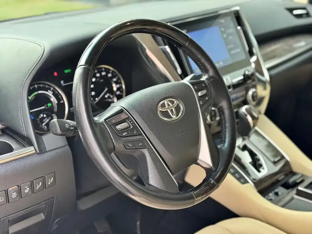 Toyota Alphard — фото 4