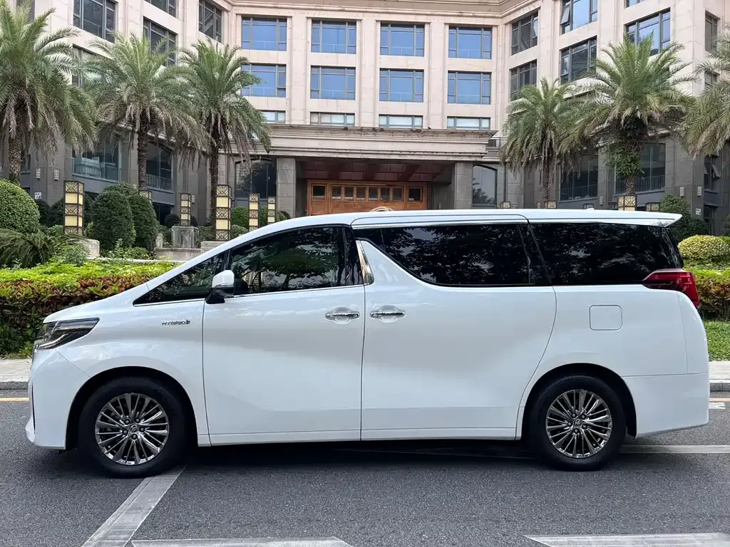 Toyota Alphard — фото 3