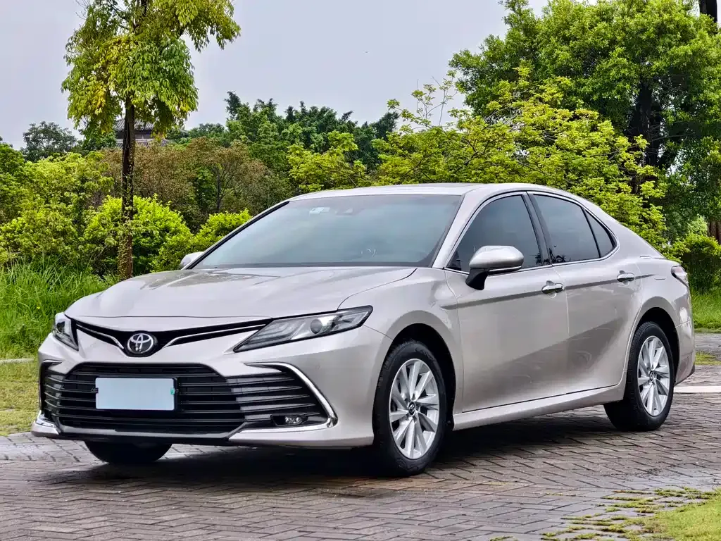 Toyota Camry — фото 1
