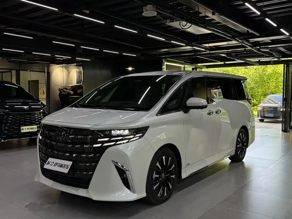 Toyota Alphard — фото 1