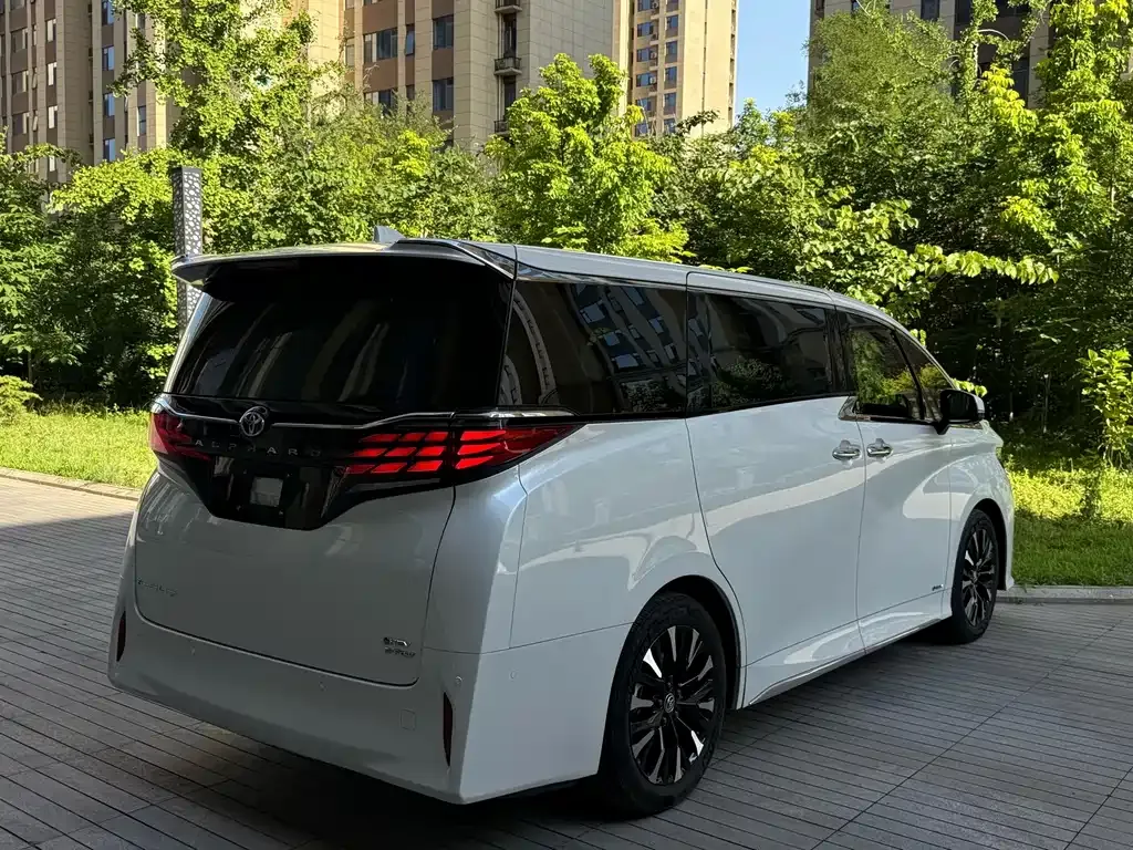 Toyota Alphard — фото 8
