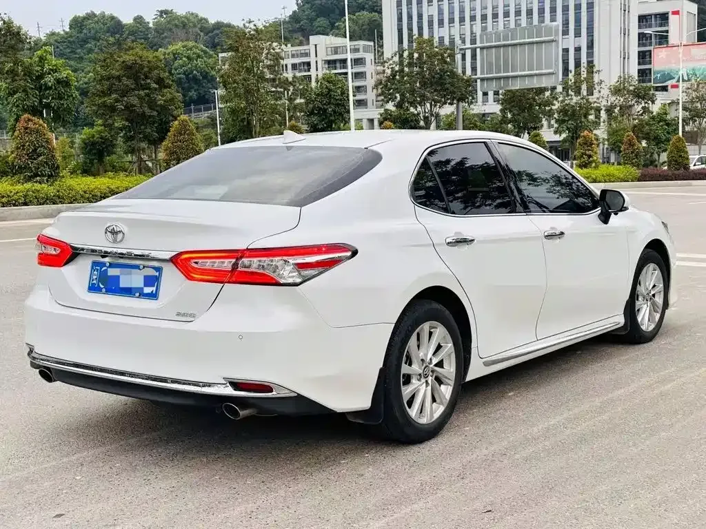 Toyota Camry — фото 8