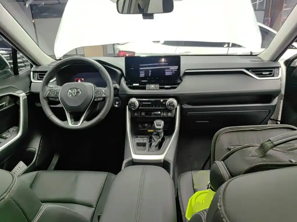 Toyota RAV4 — фото 8