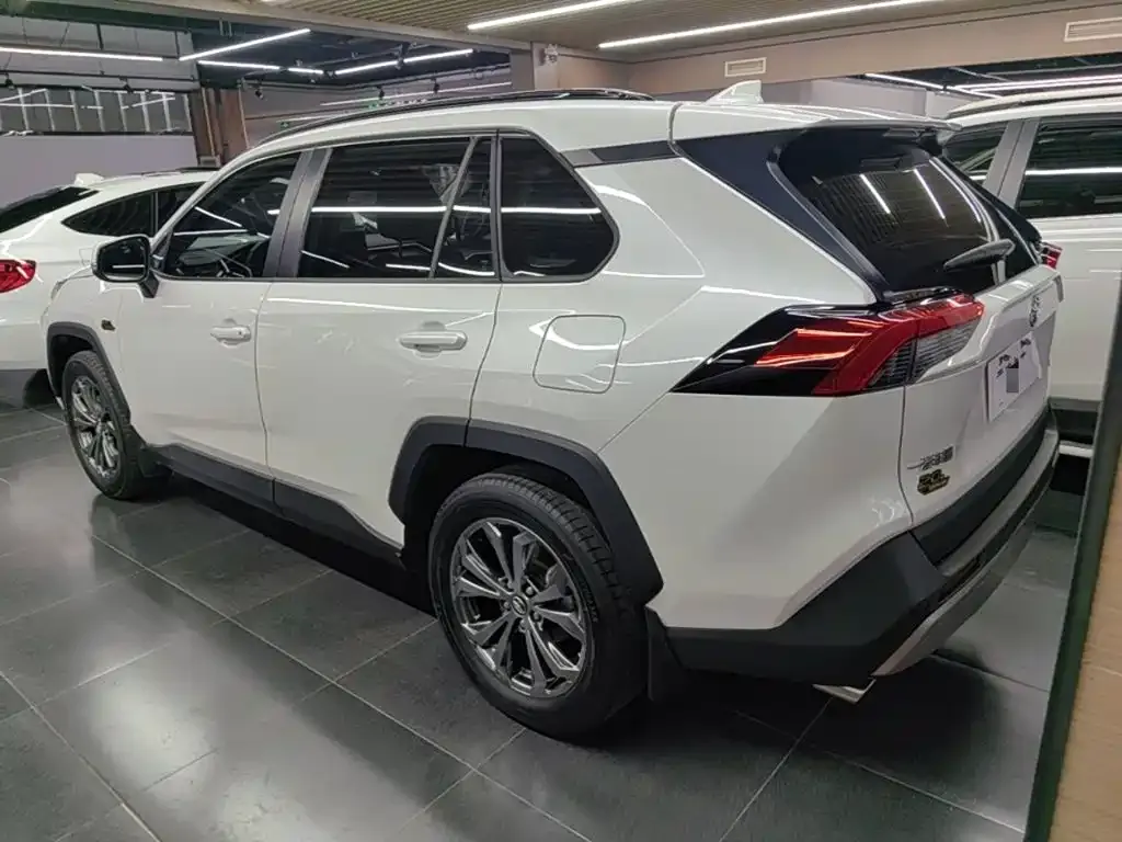 Toyota RAV4 — фото 9