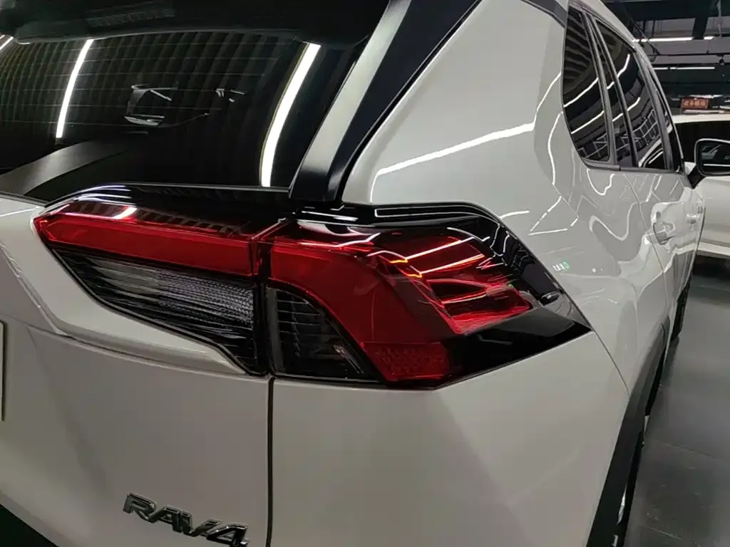 Toyota RAV4 — фото 10