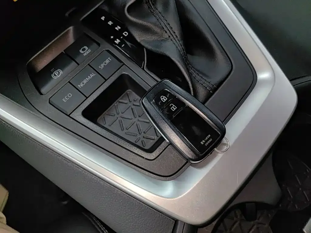 Toyota RAV4 — фото 7