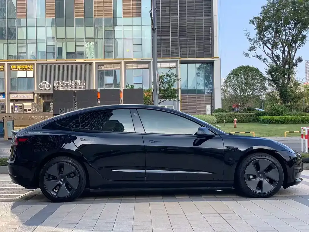 Tesla Model 3 — фото 3