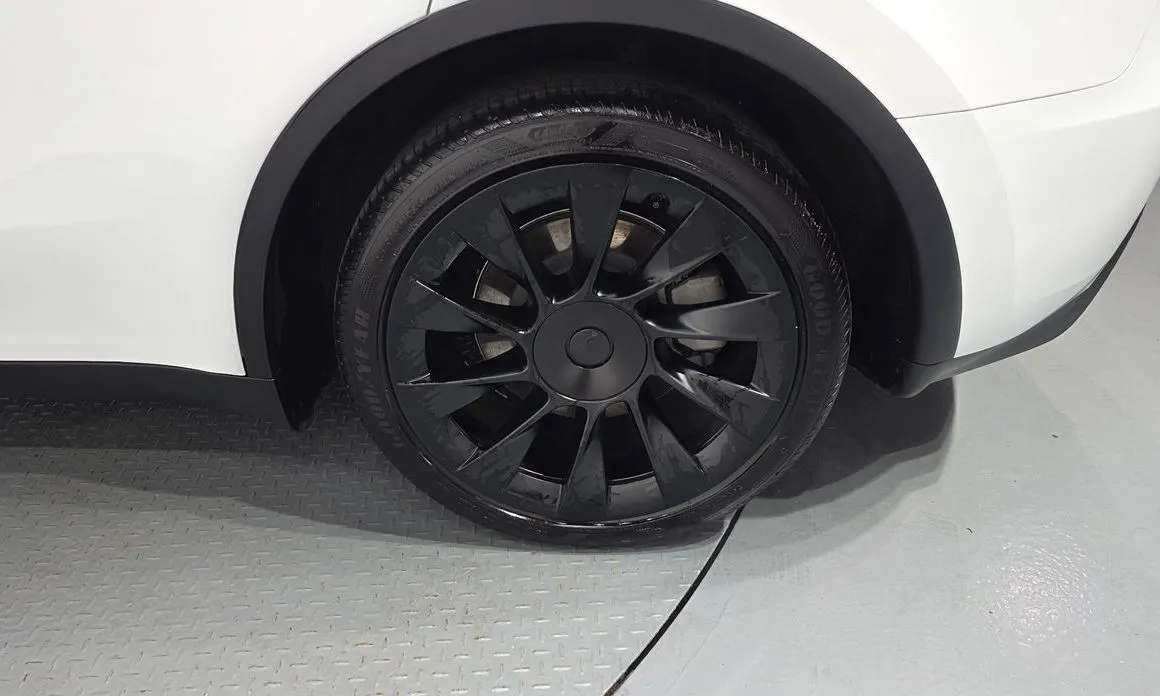 Tesla Model Y — фото 8