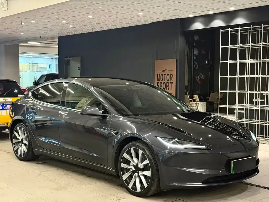 Tesla Model 3 — фото 1