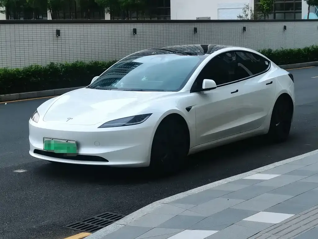 Tesla Model 3 — фото 1