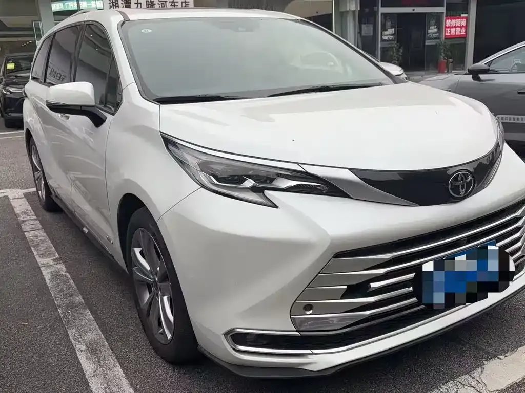 Toyota Sienna — фото 1