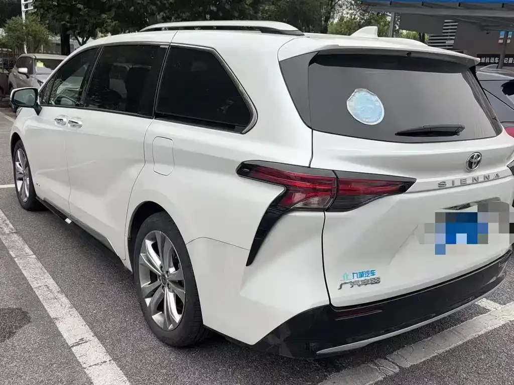 Toyota Sienna — фото 2