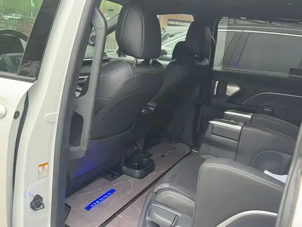Toyota Sienna — фото 4