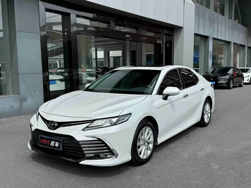 Toyota Camry — фото 1