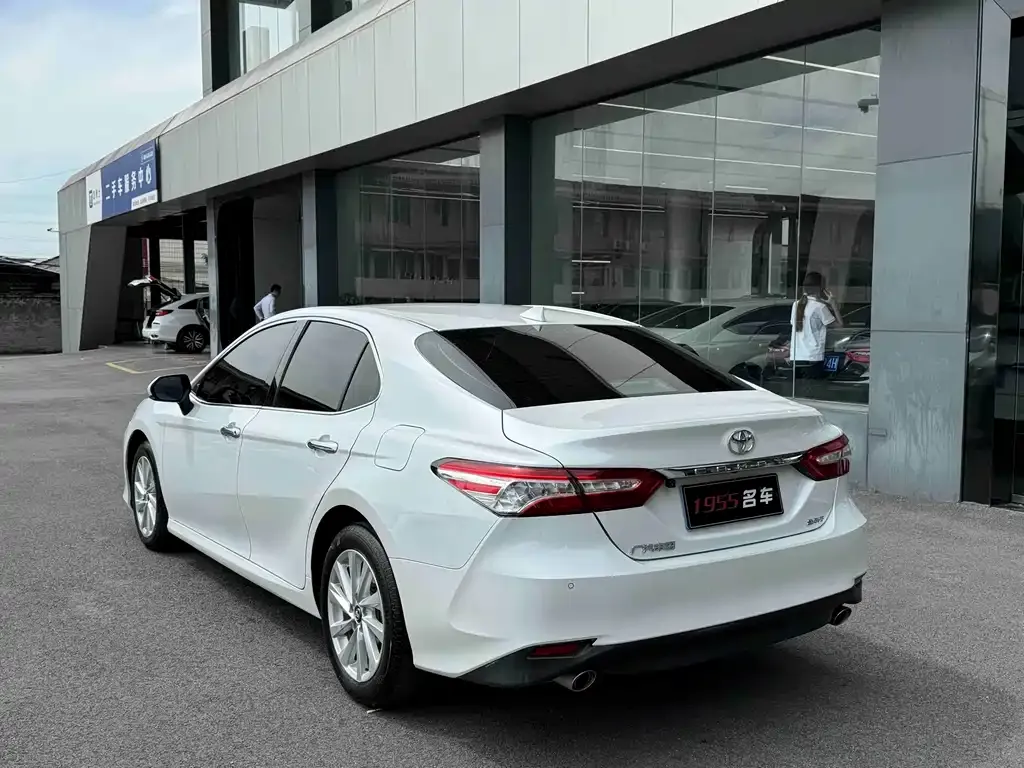 Toyota Camry — фото 8