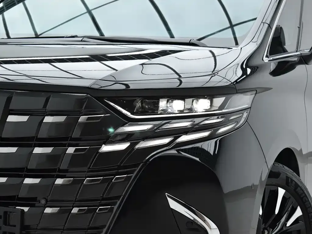 Toyota Alphard — фото 9