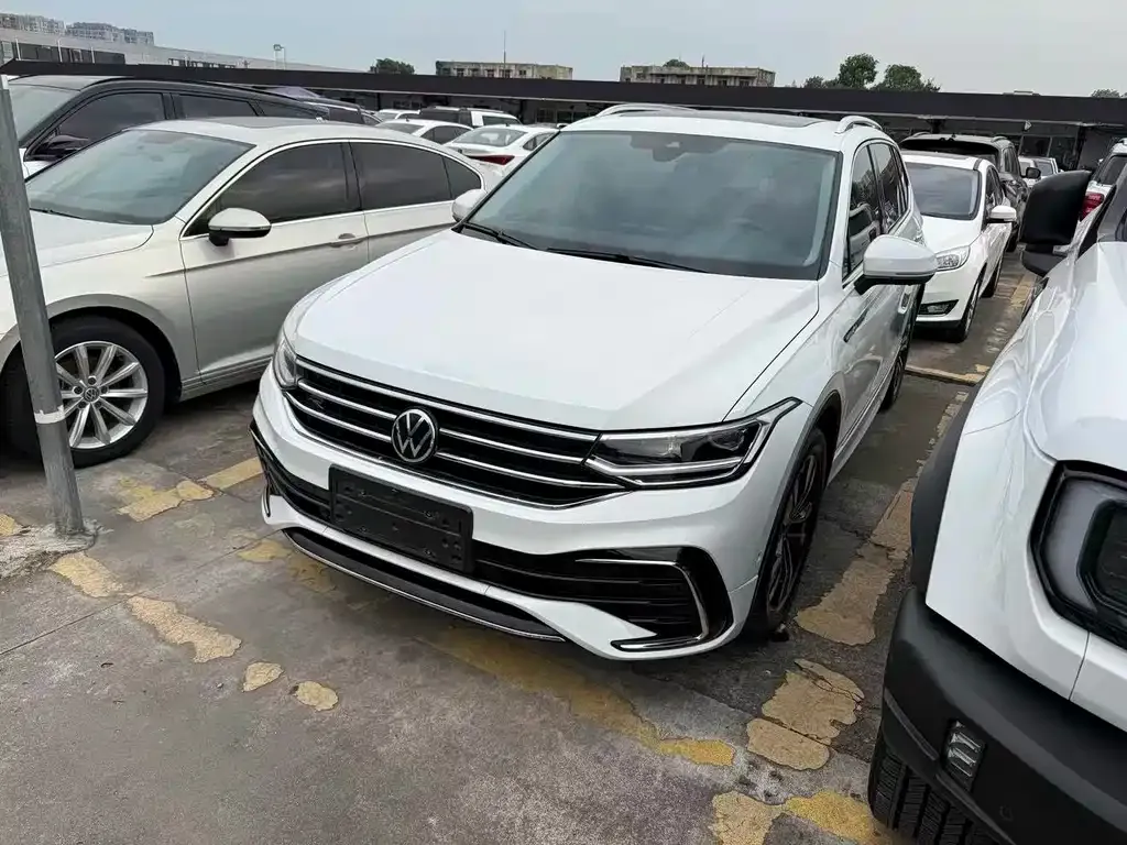 Volkswagen Tiguan L — фото 1
