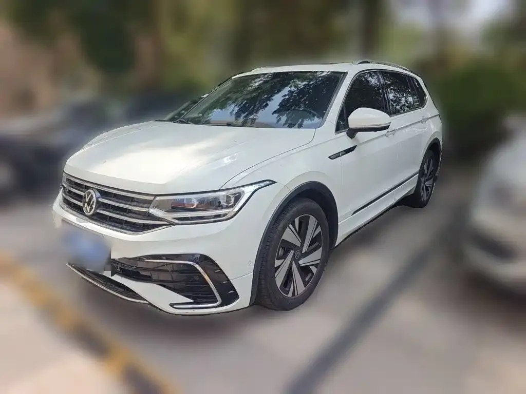 Volkswagen Tiguan L — фото 1
