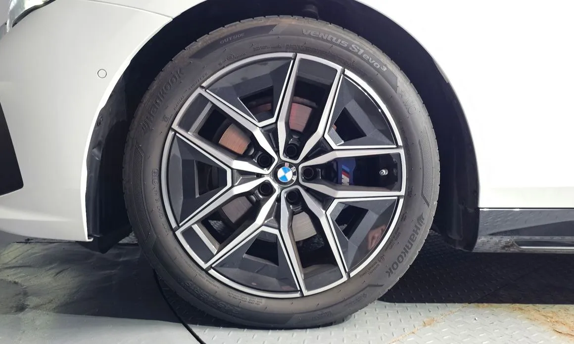 BMW 5-Series — фото 10