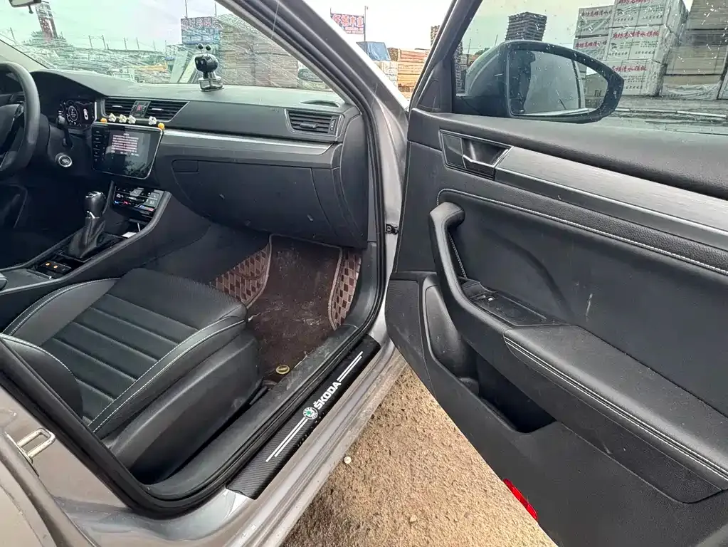Skoda Superb — фото 10