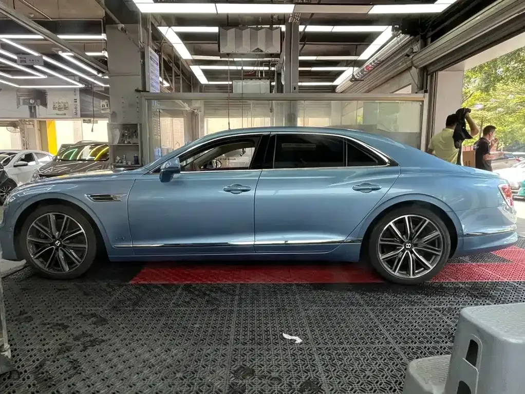 Bentley Flying Spur — фото 4