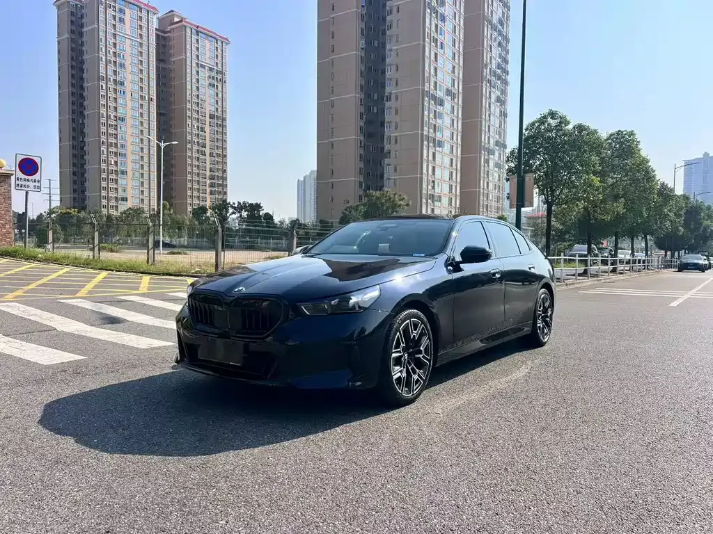 BMW 5 Series — фото 1