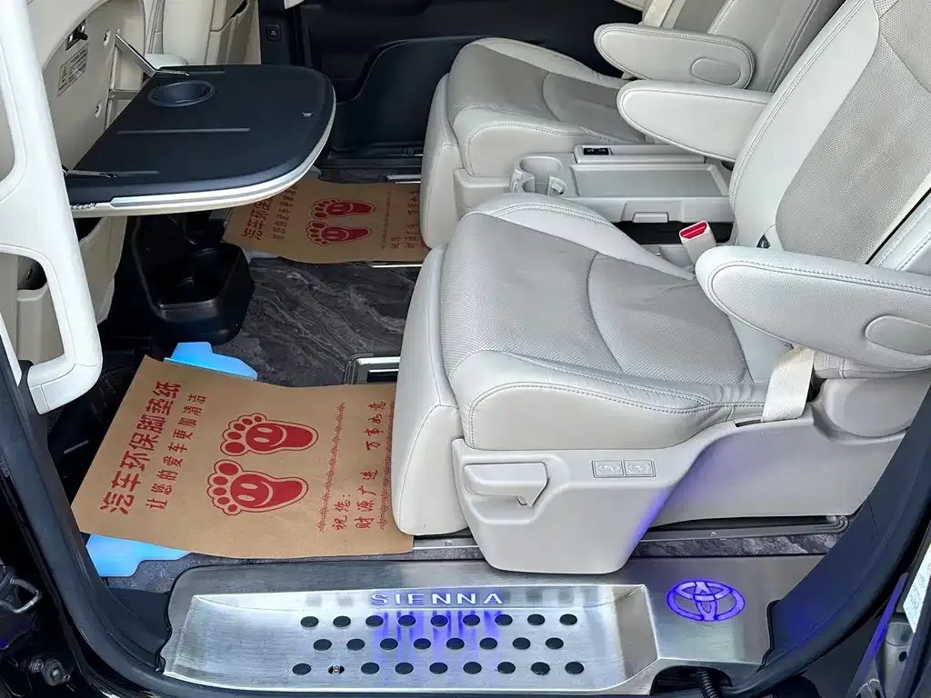 Toyota Sienna — фото 2