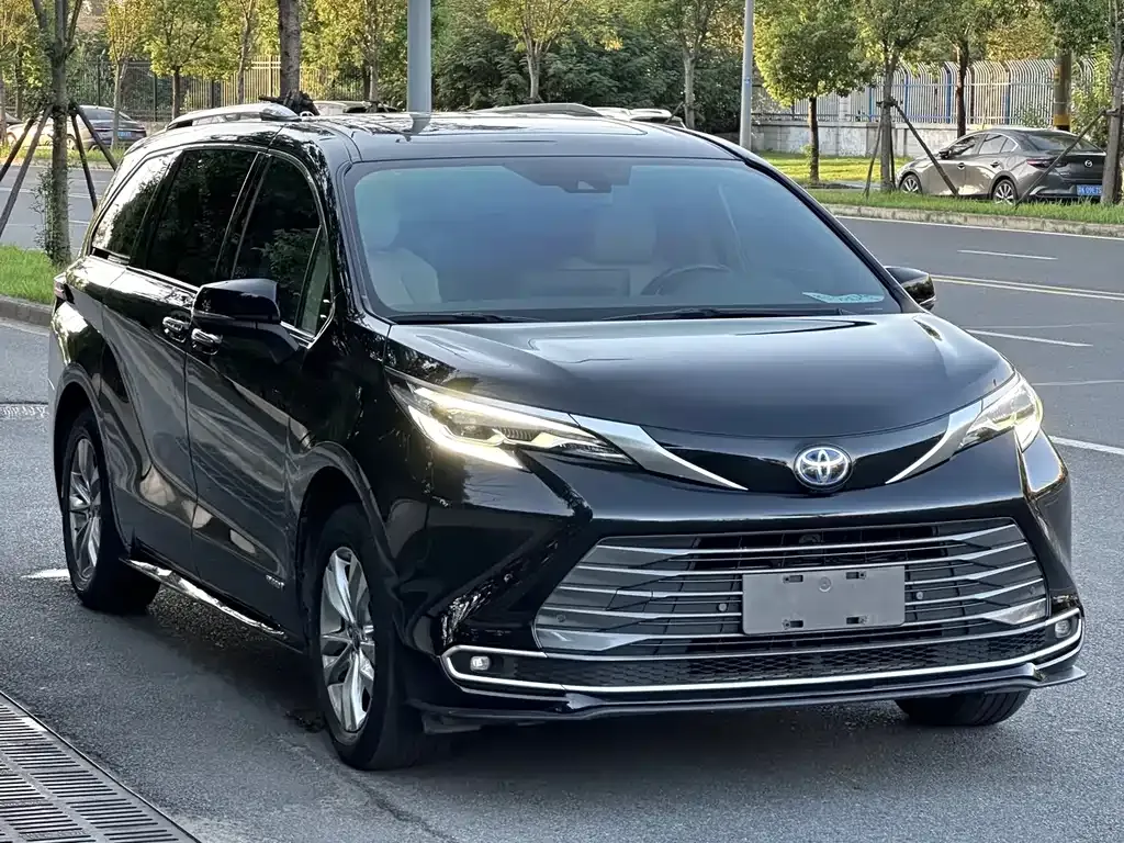 Toyota Sienna — фото 3